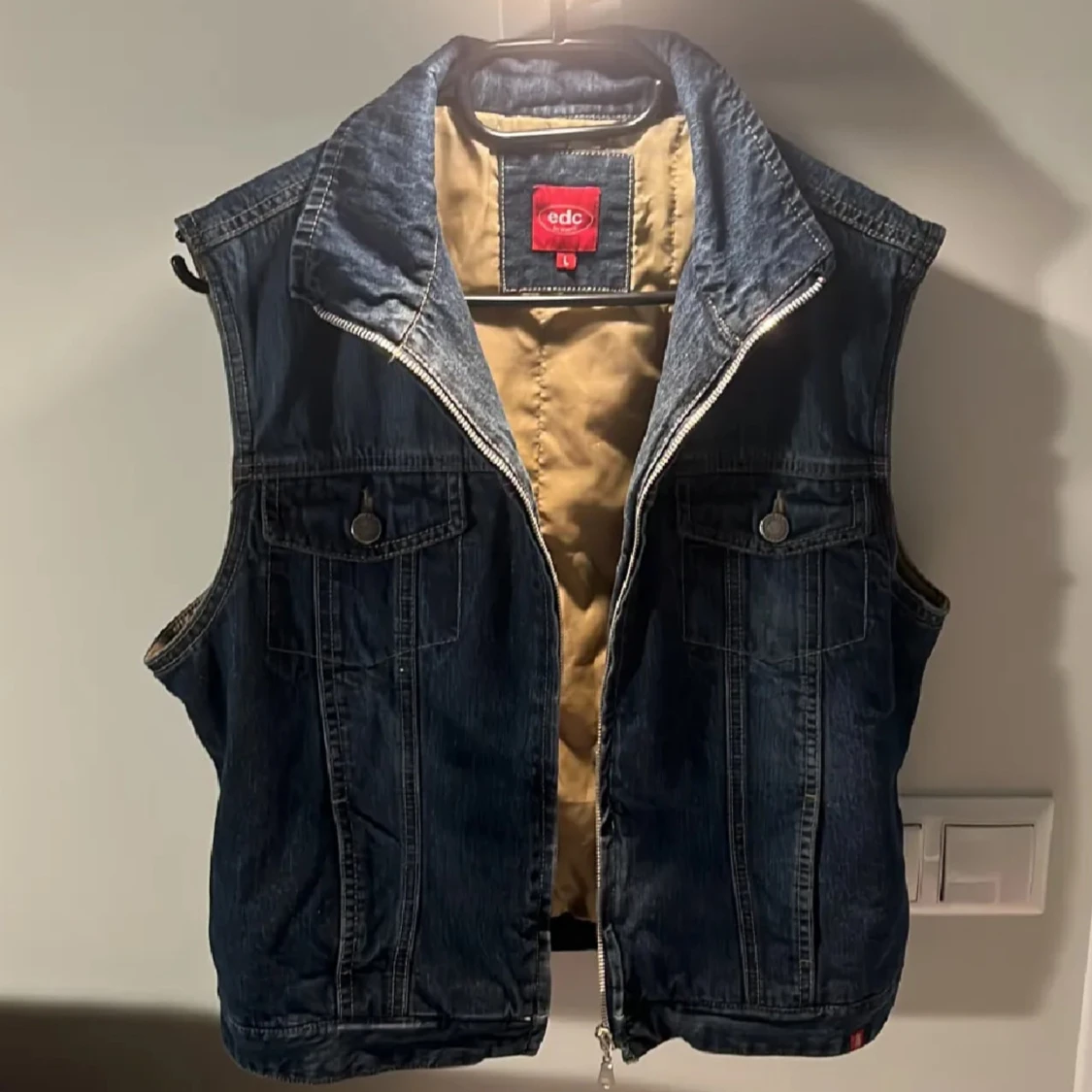 Jeansväst från edc av esprit, i bomull. Storlek M - 90