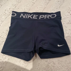 Mörkblå Nike Pro  - Mörkblåa träningshorts från Nike. Använda endast en gång så precis som nya!!