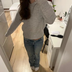 Grå stickad hoodie - Gå stickad hoodie med långa ärmar från Gina Tricot Young. Storlek 158 men passar som en XS! Knappt använd så i väldigt fint skick💕