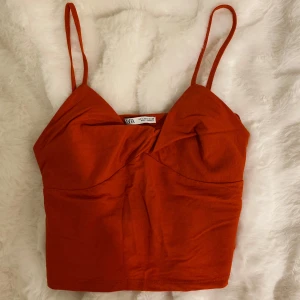 Topp - Söt top som aldrig kommit till användning, den passar inte mig längre. Nyskick. Storlek S men passar säkert XS med.