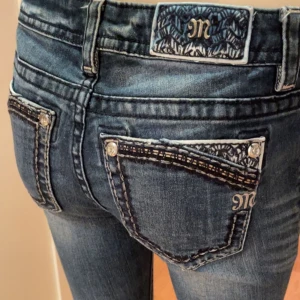 Miss me jeans  - Slim bootcut jeans från Miss me. Unika fickor med snygga färger och mönster. Skriv gärna vid frågor eller prisförslag💗