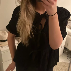 Söt tröja med rosetter  - Supersöt tröja/topp med rosetter som stängning❣️