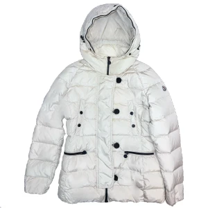 Moncler Women Jacket - - White   - Storlek: 3/M,L (liten i storleken) - Fint skick (9/10) - Nypris: 12.000 SEK