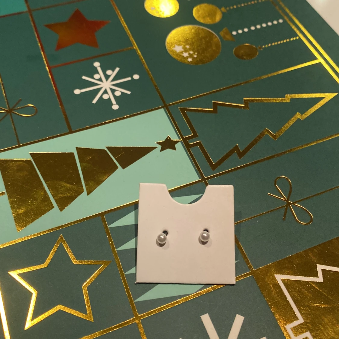 Silverfärgade örhängen