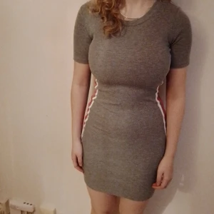 Grå Klänning Med Streck - Tajt grå klänning i ett tjockare material som en hoodie i storlek xs från Divided H&M. Katt finns I hemmet