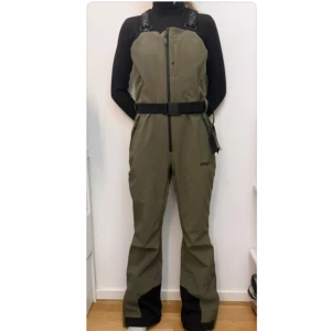 Skidbyxor Oakley - Skidbyxor med hängslen från Oakley. Vattentät och vattentålig. Justerbara hängslen och ett justerbart bälte i midjan för perfekt passform.  Lapp kvar. Helt oanvända.  Säljer pga för stora. Nypris 3200. 