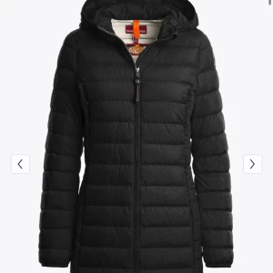 Svart dunjacka från Parajumpers - Snygg och varm svart dunjacka från Parajumpers med huva och dragkedja. Den är inprincip ny och väldigt ren och fin. Priset är diskuterbart men för snabb affär. Storlek L men passar även M