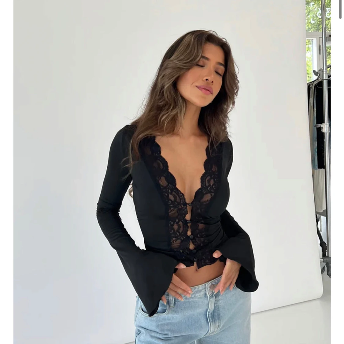 Svart långärmad topp med spetsdetaljer från Venderbys