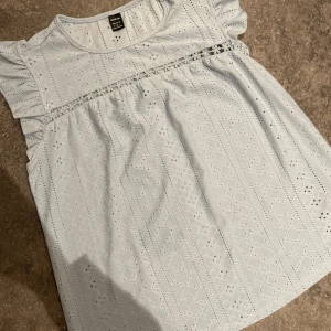 Ljusblå blus  - Söt T-shirt /blus från Shein som aldrig har använts💕  Storlek S