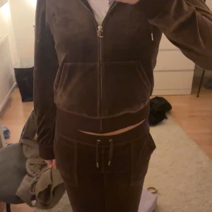 Brun  hoodie från Juicy Couture - Säljer en brun hoodie från Juicy Couture. den är bra i armarna, tröjan kom inte till användning så den är som ny. det är bara tröjan, byxorna finns också att köpa på min plick.