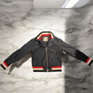 Moncler jacka - Detta är en riktigt fin, tunn Moncler jacka i toppskick. Då den är vintage går den ej att köpa längre. Dock ingen QR-kod eftersom den är gjord innan 2008. Skick 10/10, inga repor eller dyl,Size Xs , Äkta ✅