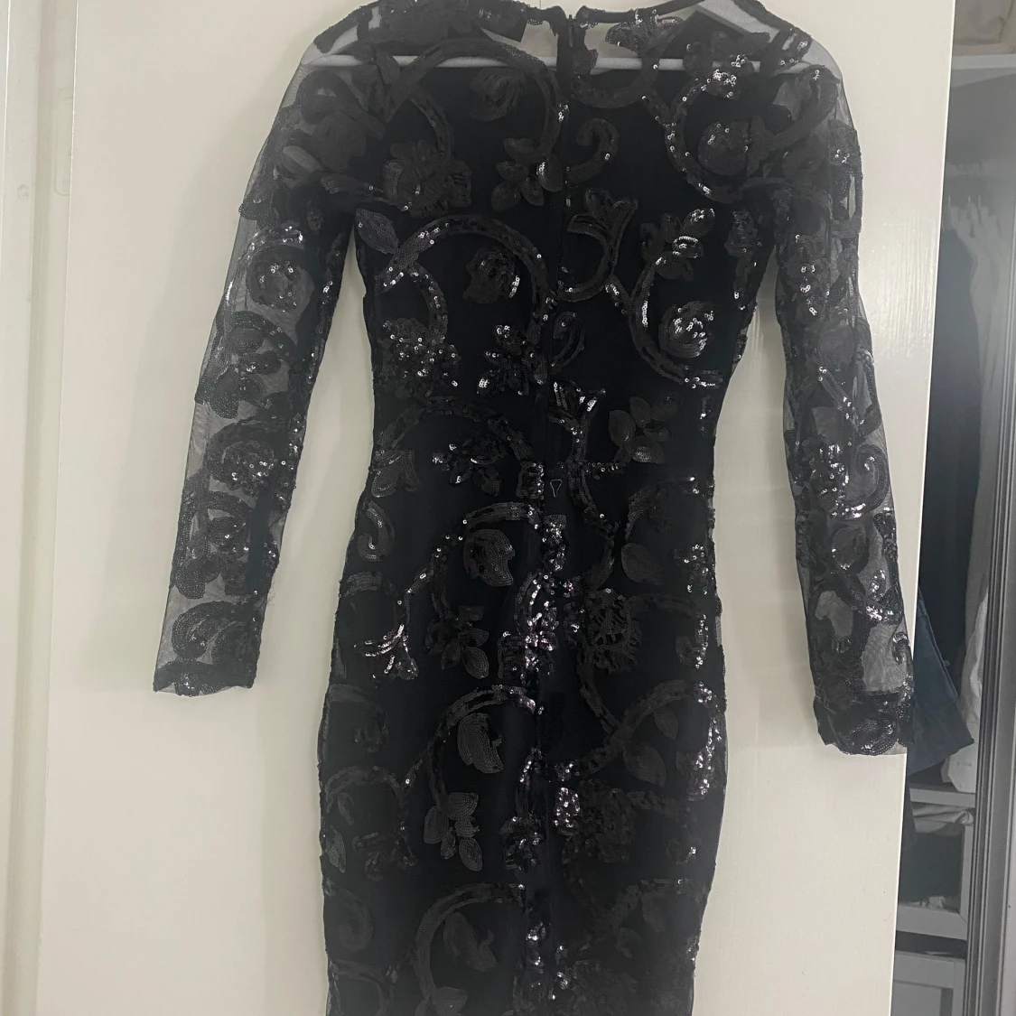 Svart glittrig klänning - 90