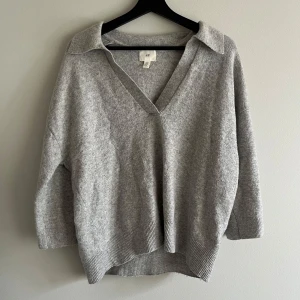 Grå stickad tröja från h&m - Stickad tshirt, använd mycket men i bra skick💕