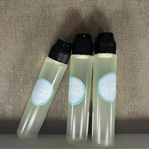 Fläckborttagnings penna  - Vår penna är gjord i mjukplast som gör att du kan trycka ut hur mycket medel du skulle behöva. Så det du gör är att du trycker på medel på fläcken. 
 En ny fläck ska du gnugga lite med spetsen av pennan eller fingret på en gammal kan du låta medlet sitta lite innan du börjar gnugga. 
 Vi rekommenderar att dutta lite vatten på fläcken också för då gör du dig säker på att det inte kommer bli kvar något av fläcken eller medlet. Då medlet faktiskt har en lukt! 
 