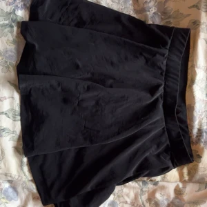 Svart kjol från H&M - Snygg svart kjol från H&M💕Storlek L men skulle nästan säga S då den är mycket mindre