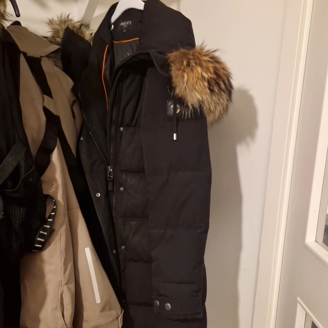 Svart dunjacka från Hollies