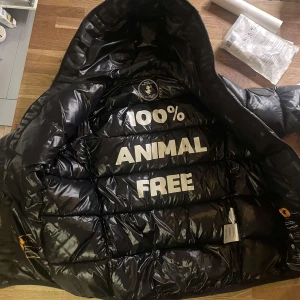 Save the duck jacka - Tja! Säljer nu min svarta Save The Duck jacka med glans. Väldigt varm och funkar till båda vinter och vår. Den ferfekta jackan för en över fet outfit