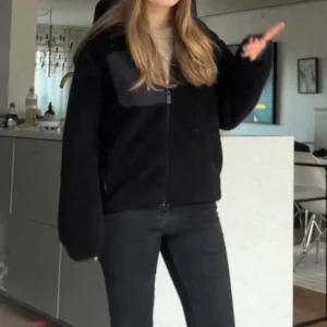 Svart teddyjacka  - Säljer denna så fina teddy jackan från sail racing. Storlek 160 men passar mig som har S. Funkar för både killar och tjejer. 