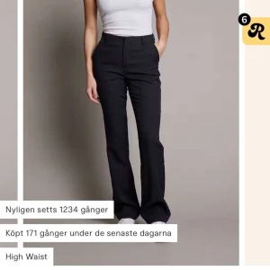 Svarta kostymbyxor från Bik Bok - Snygga svarta kostymbyxor från Bik Bok med medelhög midja. Perfekta för en stilren look. Byxorna har en klassisk design med raka ben och en smickrande passform. Pris kan diskuteras vid snabb affär💕