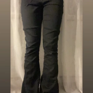 Jeans - säljer dessa jättefina jeans från vero moda som inte kommer till användning då de är lite för stora för mig, inga defekter, är ca 1.63 och de är lite för långa för mig.💗Skriv om fler frågor eller fler bilder!