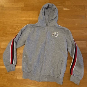 Moncler tröja - Säljer en Moncler tröja fint skick inga skador dock inga snören, L i barn storlek. Köpt för 1500kr säljs för 750. 
