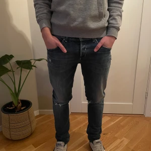 Blå Dondup George  - Tja! Vi kör nu en budgivning på dessa riktigt feta jeans från Dondup i modellen destroyed som just nu är de hetaste på marknaden! Skick 8/10, nypris på dessa ligger på 4000kr. Lägg ett bud och så ser vi vad vi kan göra!😃🙌