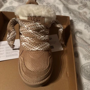 lowmel uggs  - säljer ett par sprillans nya lowmel uggs i färgen sand. extra skosnören medföljer! skorna är i storlek 38. pris kan diskuteras! (box finns)