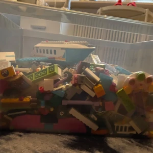 Lego (Friends) - Lego (Friends), Stor låda plus 3 små. Broschyr följer med men inte säker på om allt går att bygga ihop komplett.  1000kr (finns att hämta men går att frakta men utan lådorna och dyrare frakt!) 