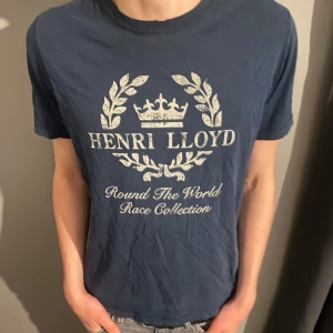 Mörkblå t-shirt från Henri Lloyd - Riktigt fet mörkblå t-shirt från Henri Lloyd med tryck 'Round The World Race Collection' i storlek M men funkar även för S. Hör av er för frågor😁