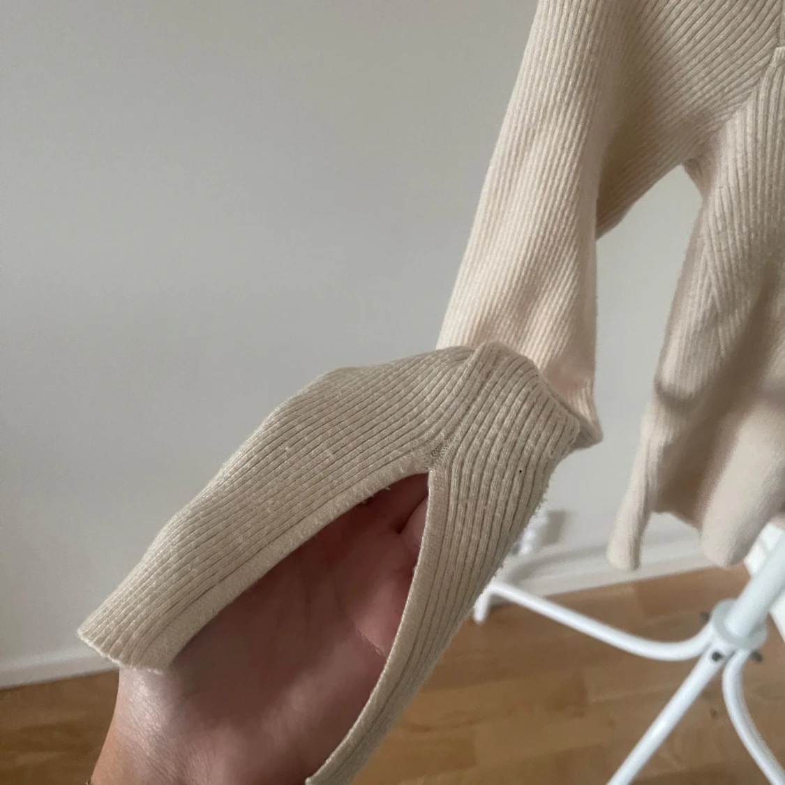 Beige ribbad tröja från Gina Tricot - 90
