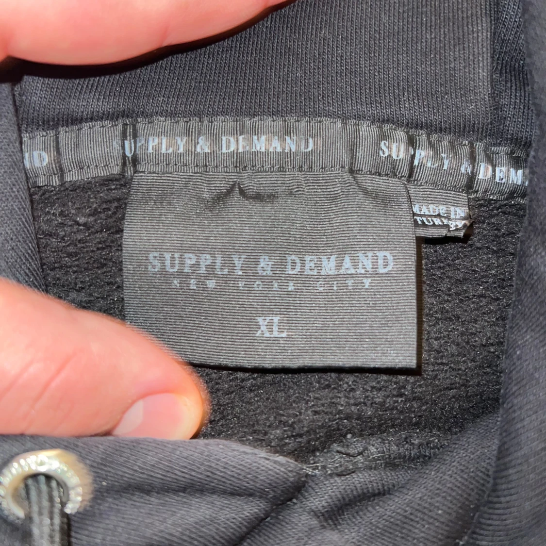 Svart hoodie och byxor från Supply & Demand - 93