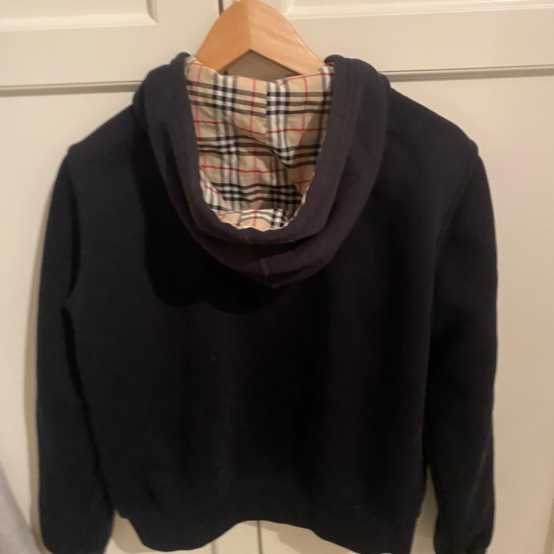 Svart huvtröja med dragkedja - 90