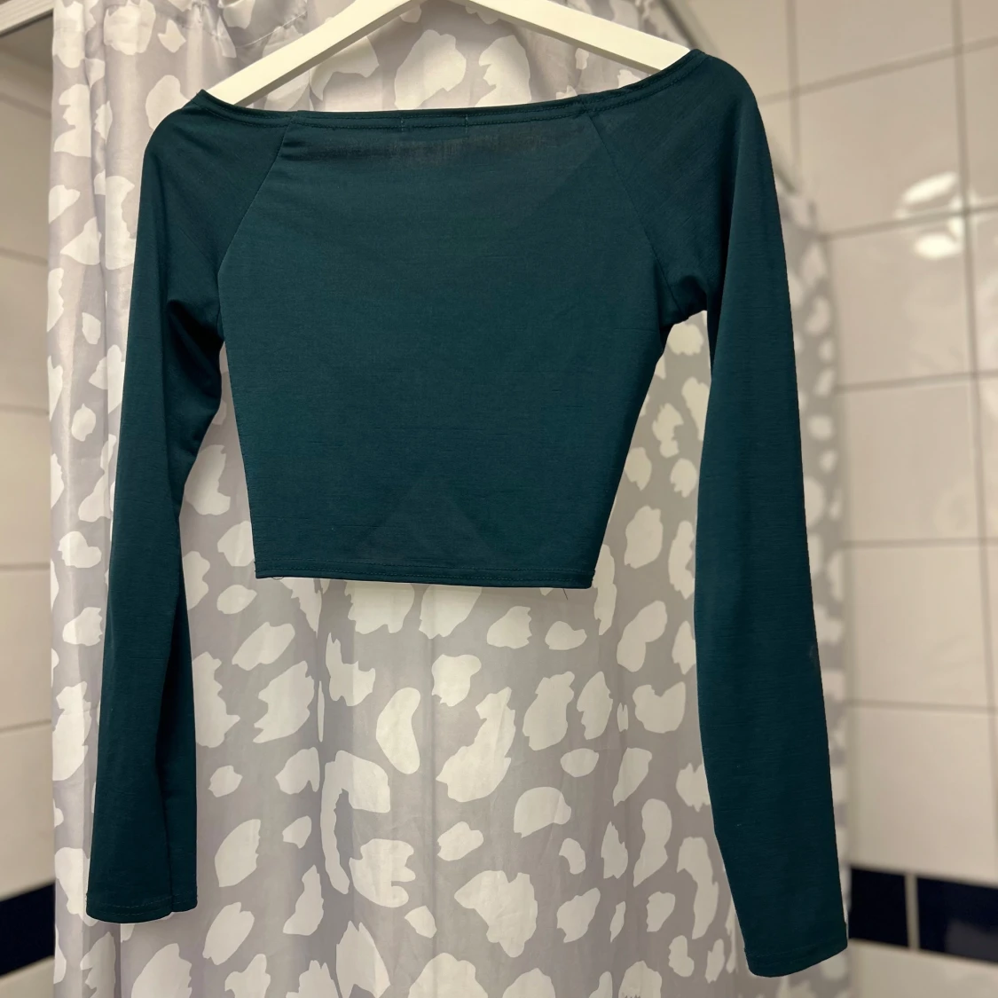 Mörkgrön croppad topp från PrettyLittleThing - 90