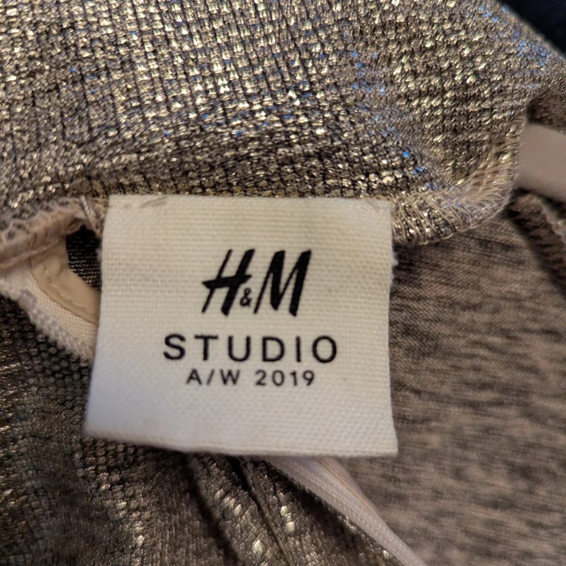 Glittrig guldtröja från H&M Studio - 91