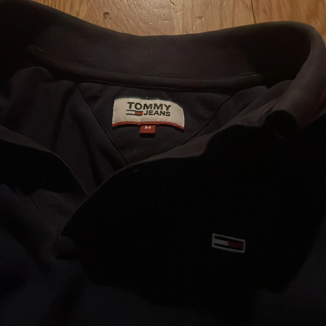 Svart pikétröja från Tommy Jeans - 90