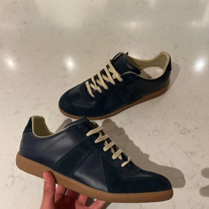 Maison margiela gats - Ett par riktigt schyssta Maison mairgela gats i nyskck🔵| Skick-9/10✅| Inga defekter| Nypris över 6000kr!| Tillkommer endast skorna| Priset kan diskuteras lite vid snabb affär!| Hör av er vid fler funderingar ☁️