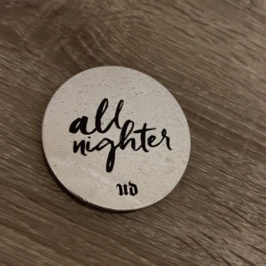 All Nighter Waterproof Setting Powder - Säljer en Urban Decay All Nighter Waterproof Setting Powder. Kompakt puder i en rund förpackning med spegel. Perfekt för att hålla sminket på plats hela dagen och natten.