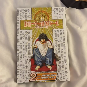 Death Note Volym 2 - Death Note Volym 2 av Tsugumi Ohba och Takeshi Obata. Denna manga följer Light Yagami och hans upptäckter med Death Note. Spännande och mystisk berättelse med intensiva illustrationer.