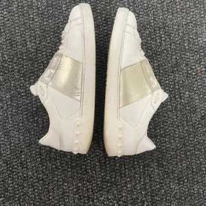 Vita sneakers från Valentino - Snygga vita sneakers från Valentino med silverdetaljer. Skorna har en klassisk design med snörning och en bekväm sula. Skorna är i hyfsat skick och säljs pga för små. Va inte rädda för att ställa frågor. Priset kan diskuteras. 