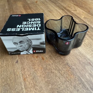 iittala ljuslykta - Alvar Aalto Collection - Stilren ljuslykta från iitala i en svart/grå färg. 55 mm och passar vanliga värmeljus. Aldrig använd, fått i present. 