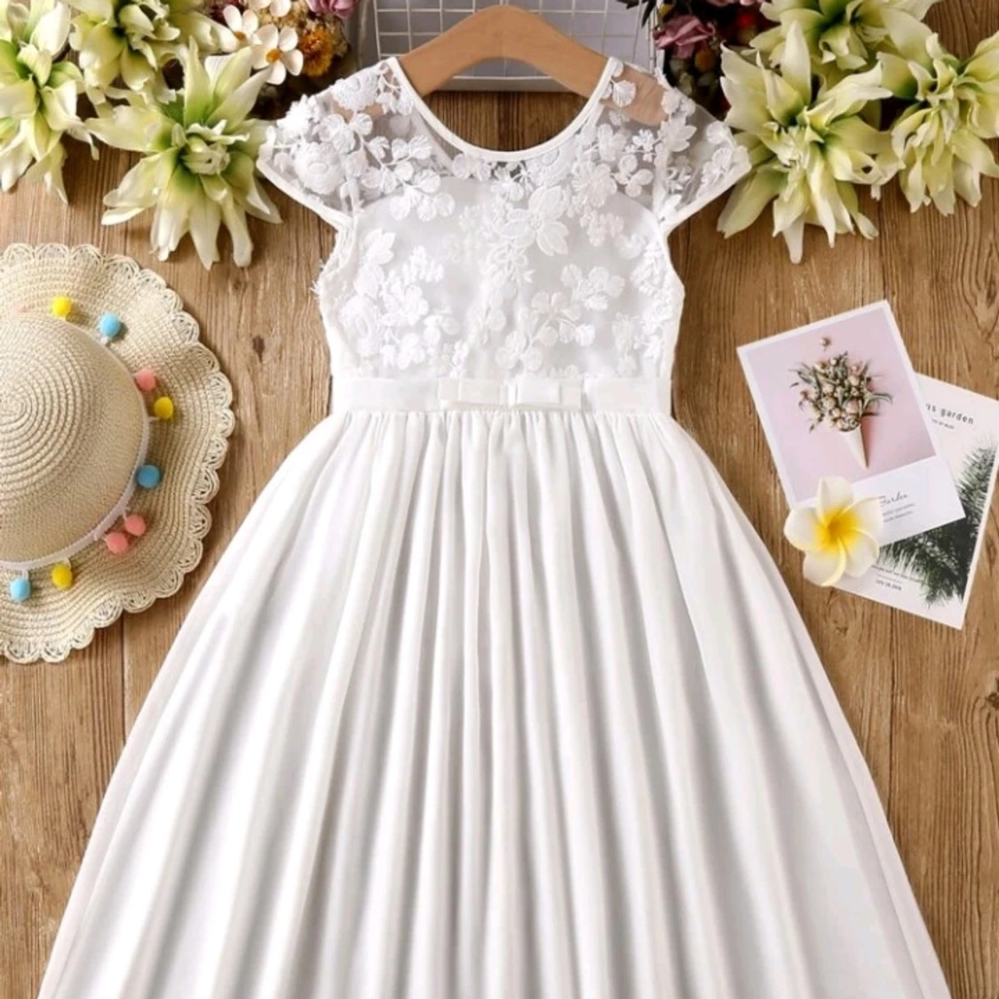 Vita klänningar st. 110 och 140 med spetsdetaljer