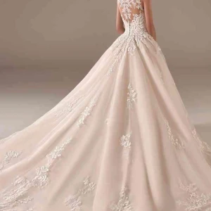 Pronovias Brudklänning  - Nu är det dags att sälja min underbara brudklänning från märket Pronovias, Amal.  Den är i storlek 36 och säljs med slöjan. Köptes för ett år sedan för 24.000kr. Säljer den nu för 15000kr