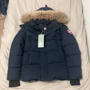 CANADA GOOSE WYNDHAM - Helt ny Canada Goose Wyndham, Storlek M, Väldigt bra kvalité och går även att scanna nfc. Hör av dig vid intresse.