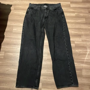 Svarta jeansbyxor från Vailent - Säljer ett par svarta jeansbyxor från Vailent i storlek M. Byxorna har en loose passform och är tillverkade i ett slitstarkt material. Perfekta för en avslappnad stil med en klassisk look.