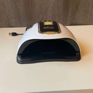 UV-lampa för naglar - Säljer en UV-lampa för naglar. Perfekt för att skapa snygga naglar hemma. UV-lampan har en digital display och flera tidsinställningar. Ej använd.