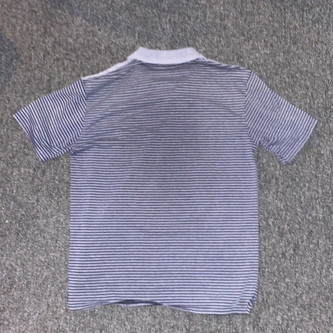 Randig pikétröja med krage - 1