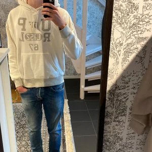 Polo Ralph Lauren Hoodie - Säljer en vit hoodie från polo Ralph lauren i storlek M. Jag är 183 och väger 72 kg. Hoodien är använd ett fåtal gånger, dock har den en fläck på luvan som knapp är synlig
