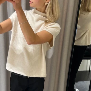 Kortärmad stickad  - Populär tröja från Lindex endast använd 1 gång💓