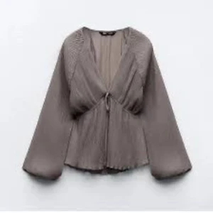 Grå blus från zara - Jötte fin blus från zara, använd 1-2 gånger och bra skick!💓