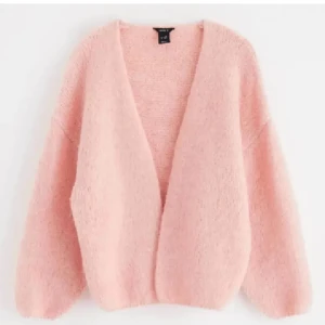 Rosa kofta från Monki - Mysig rosa kofta från Lindex i fluffigt material. Den har en öppen design utan knappar och långa ärmar. Perfekt till våren! Aldrig använd